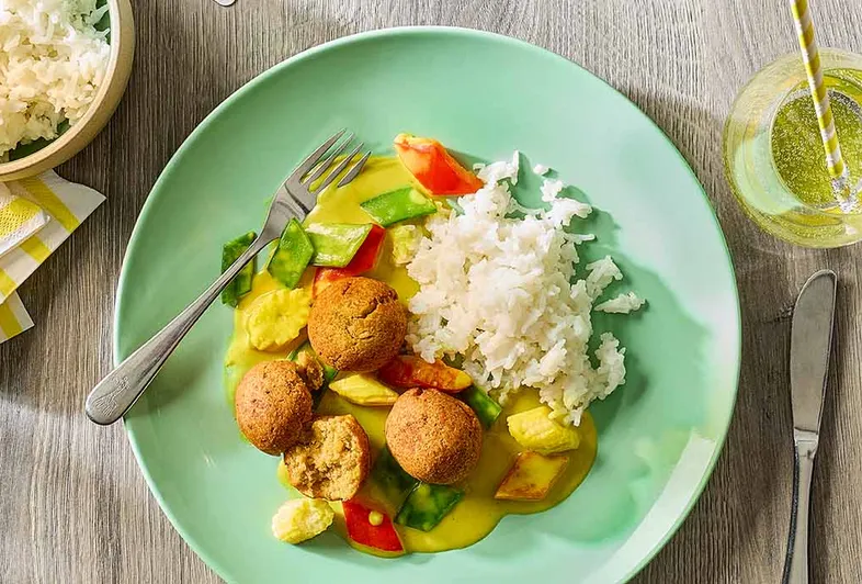Crispy lentil balls with curry sauce