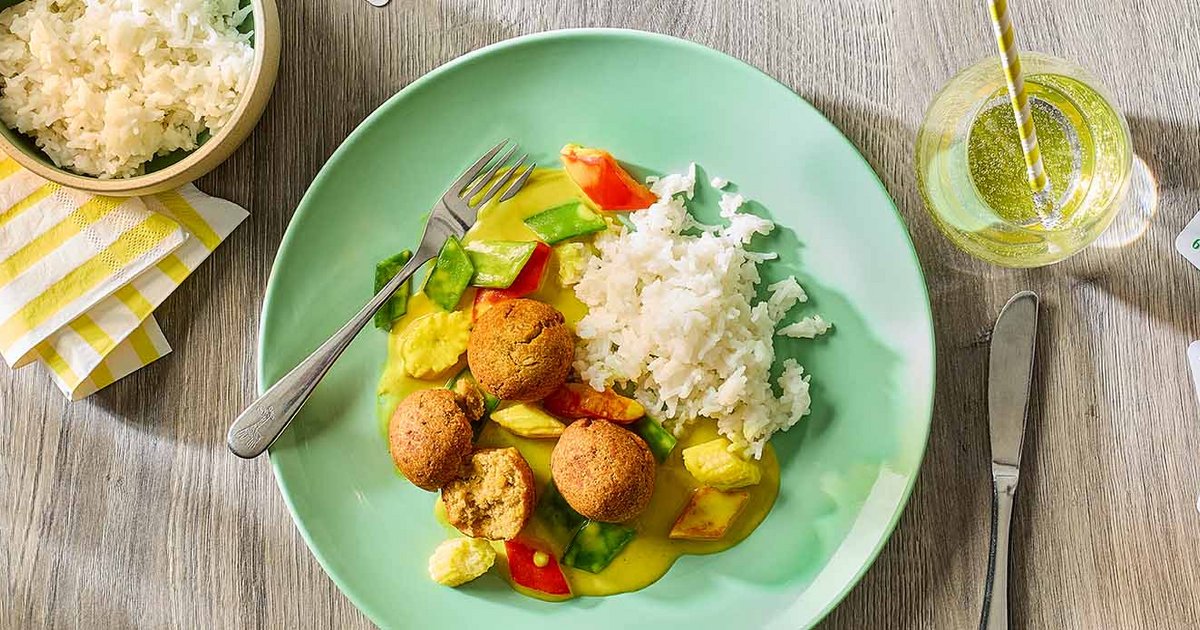 Crispy lentil balls with curry sauce | Kikkoman