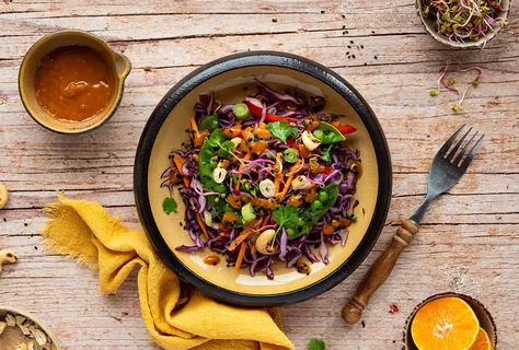 Red cabbage salad with cashews & peas