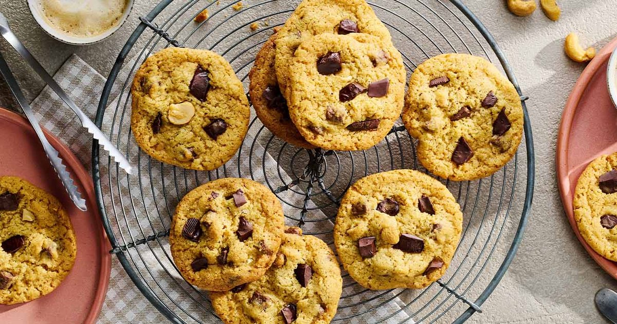 Chewy chocolate chip cookies with cashews | Recipe | Kikkoman