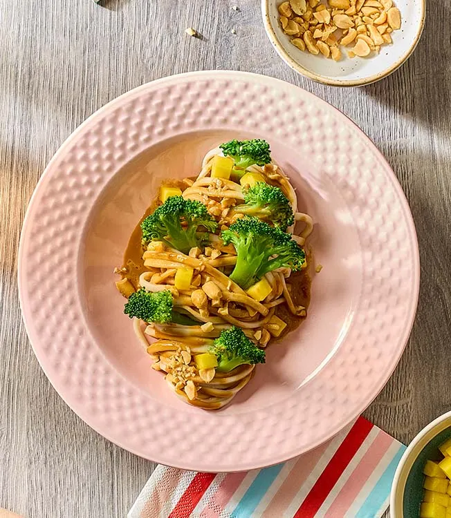 Peanut udon with broccoli and mango