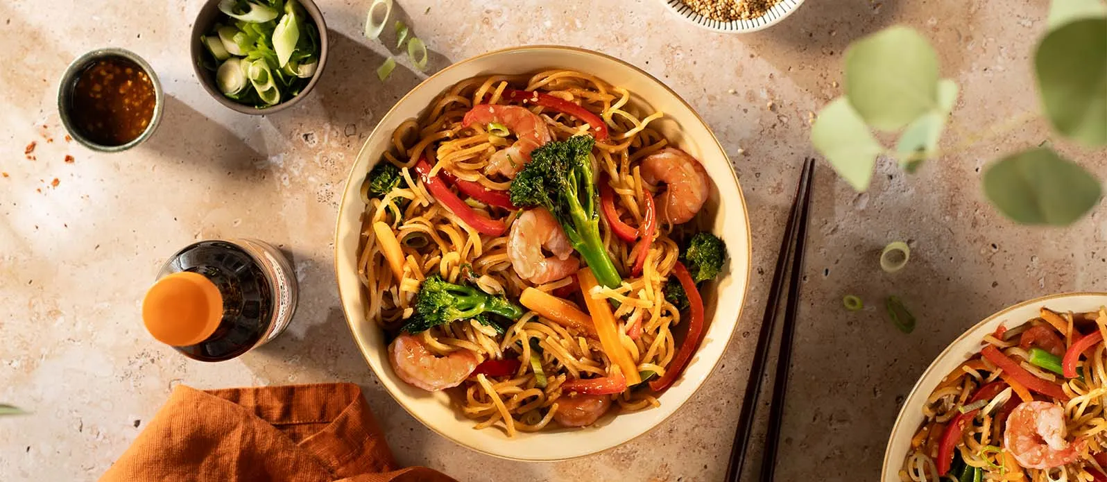 Stir-fried soba with prawns & veg