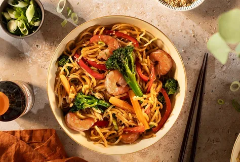 Stir-fried soba with prawns & veg