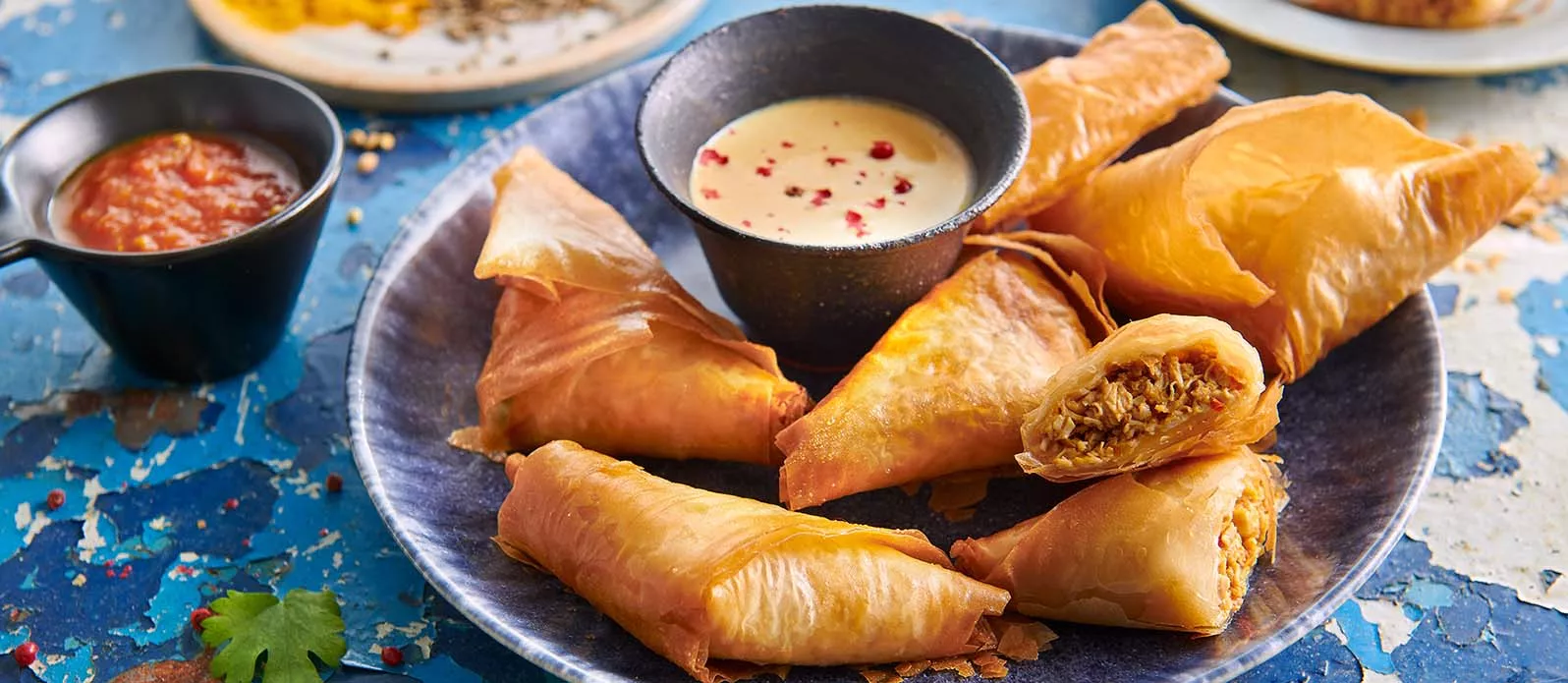 Chicken vindaloo Samosas with yoghurt dip