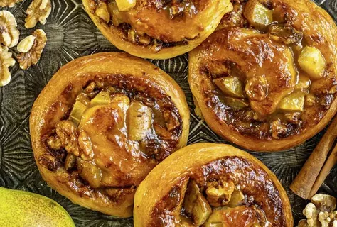Cinnamon rolls with pear and walnuts