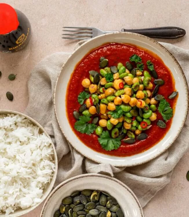 Chickpeas and edamame in pepper sauce