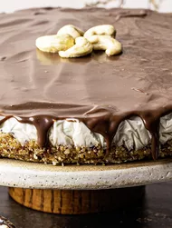 Vegan cashew “cheesecake“ with caramel-chocolate sauce