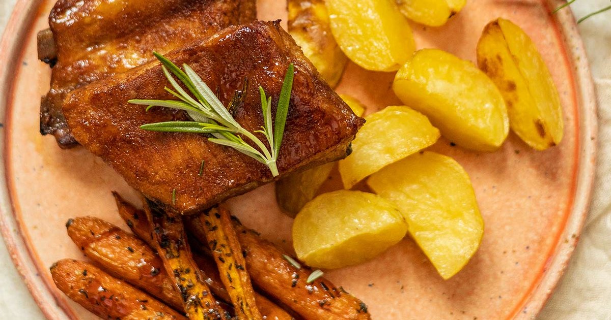 Aromatic teriyaki ribs in a honey glaze with roasted vegetables | Kikkoman
