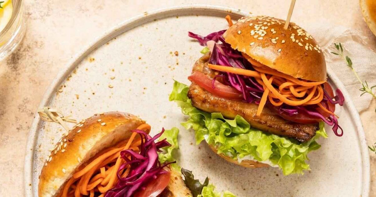 Spicy Fish Burger with Cabbage and Carrot Slaw | Recipe | Kikkoman