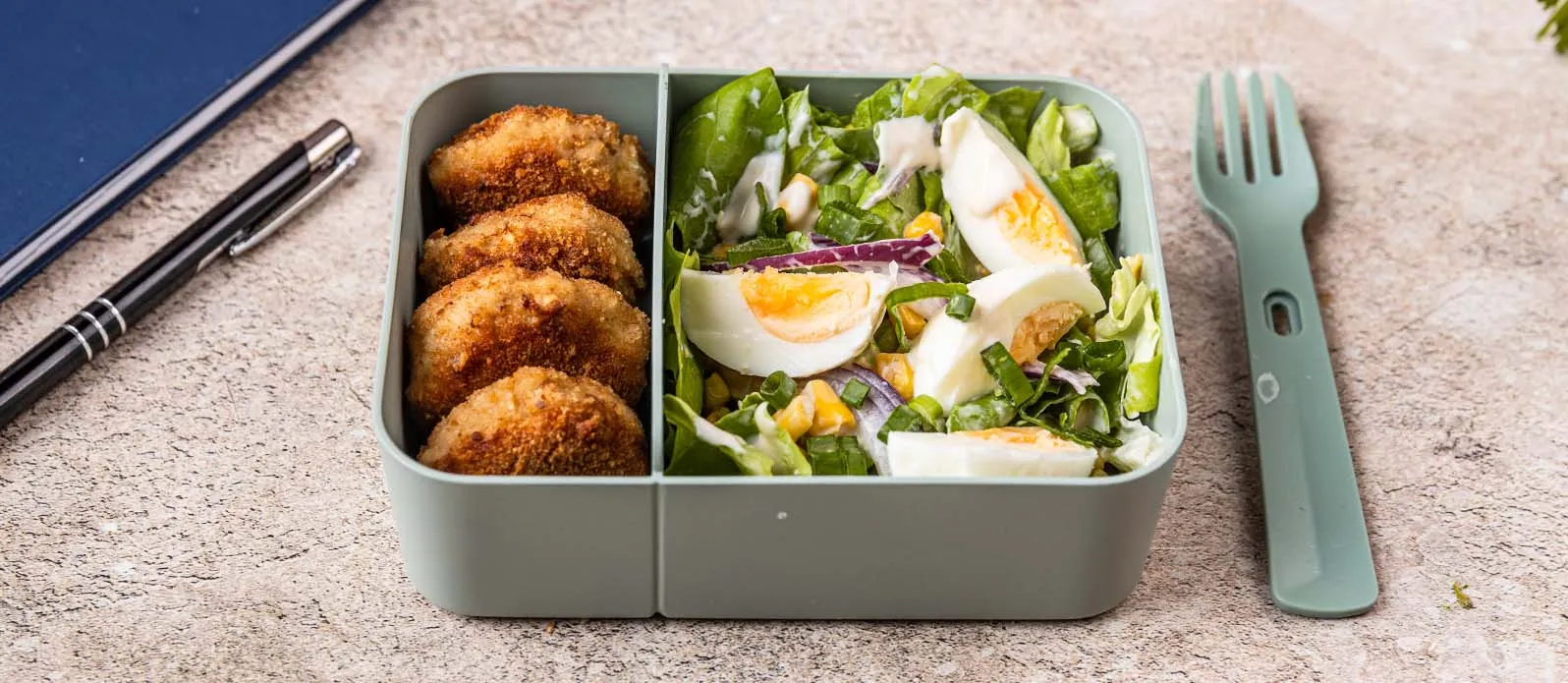 Mini patties with yoghurt dip
