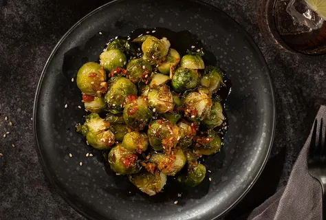 Crispy sprout salad with sesame seeds