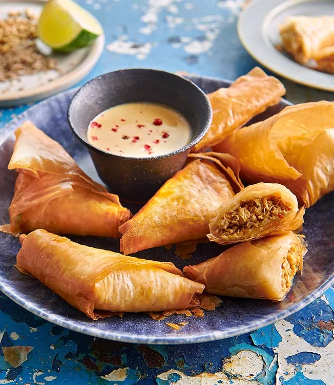Chicken vindaloo Samosas with yoghurt dip