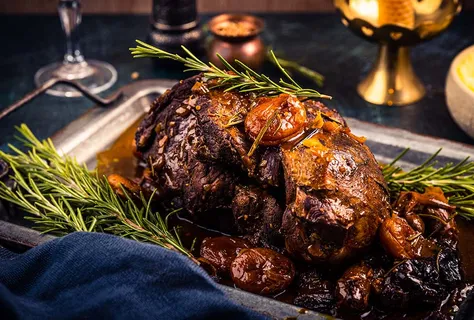 Braised lamb with dried fruits