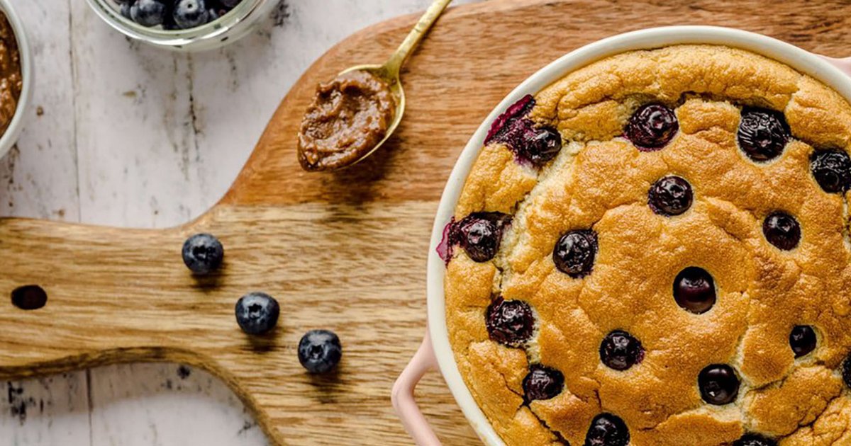 Oat pudding with blueberries and date caramel | Kikkoman