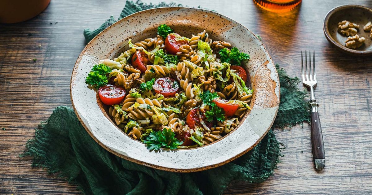 Wholegrain pasta with cabbage and nuts | Kikkoman