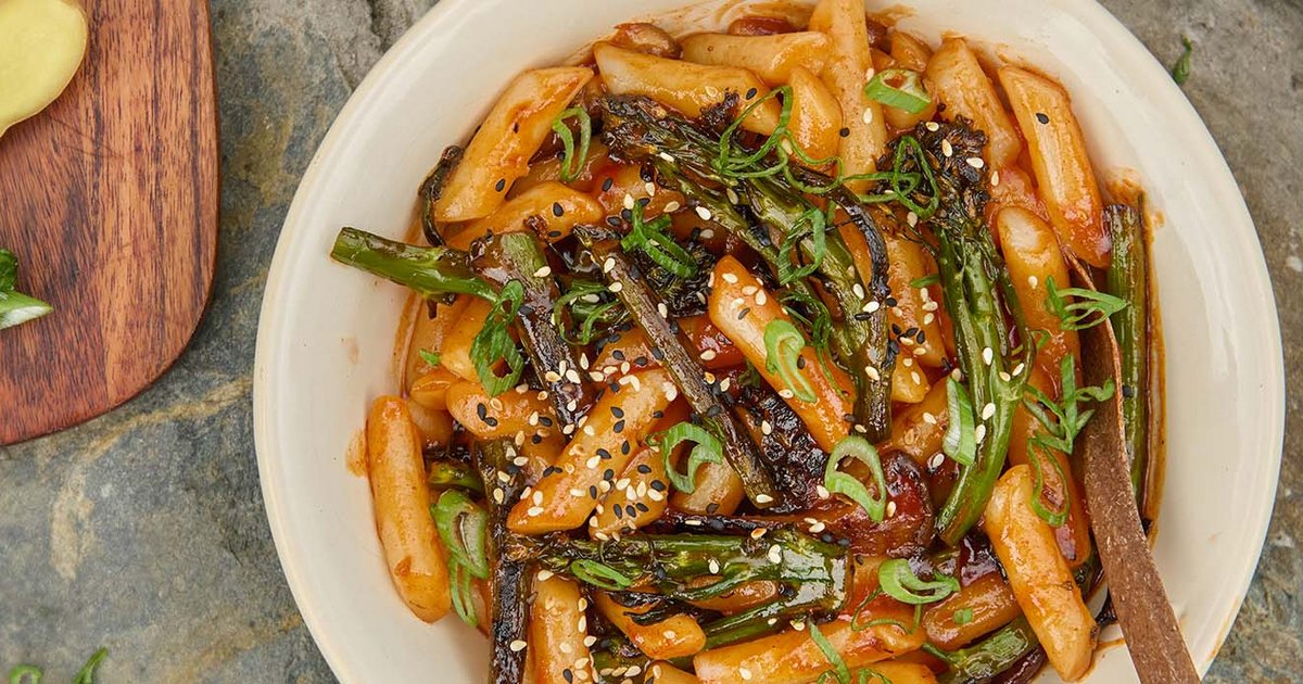 Sweet and sour tteokbokki with ketchup and kimchi sauce | Kikkoman