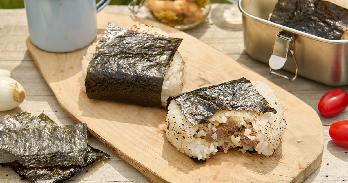 Spicy tuna onigiri with kimchi sauce | Recipe | Kikkoman